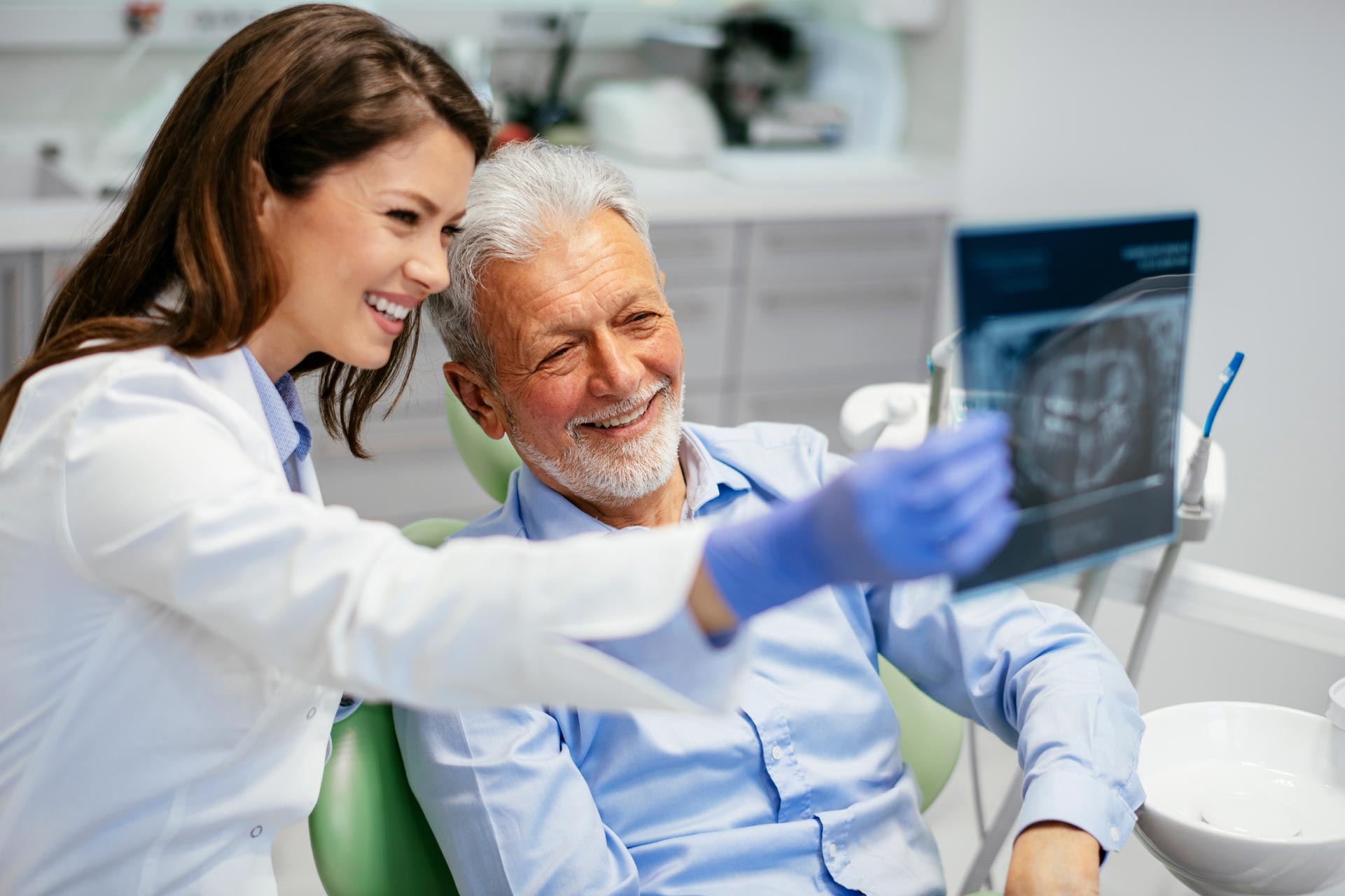 Zahntechnik Fischer - Zahnärztin und Patient beim Betrachten eines Röntgenbildes